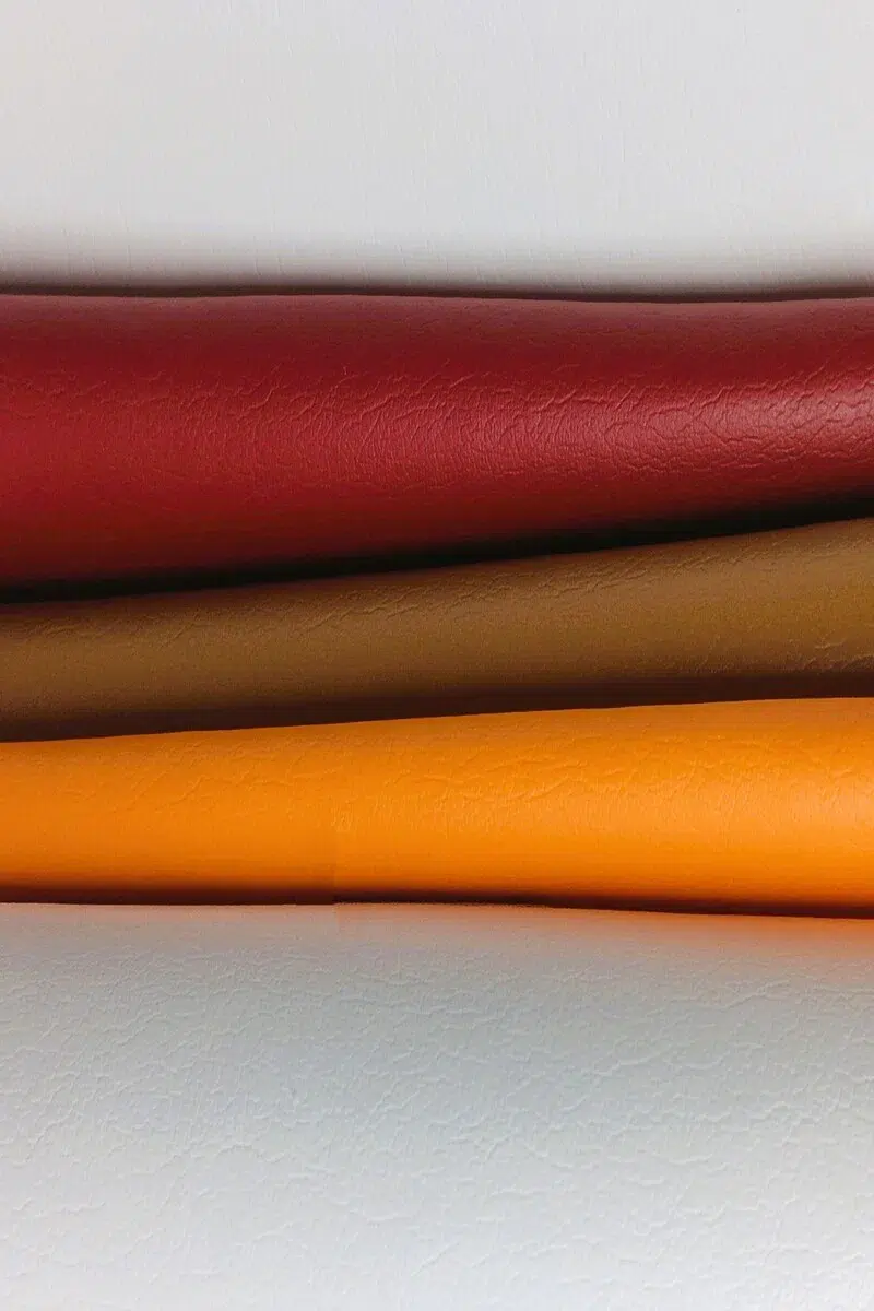 Smooth leather‑grain texture in multiple upholstery colors, featuring the EchoMer